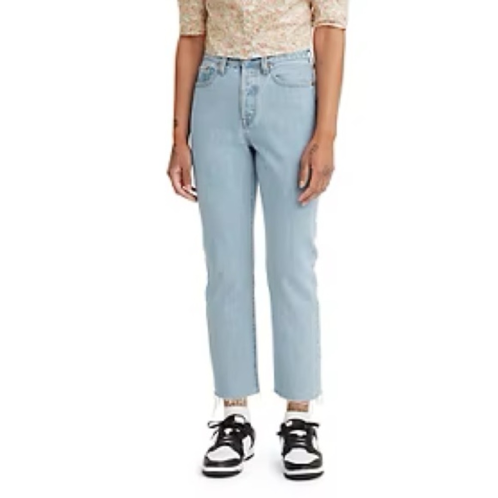 Levi’s Wedgie Straight crop jeans in light wash. Size 26.